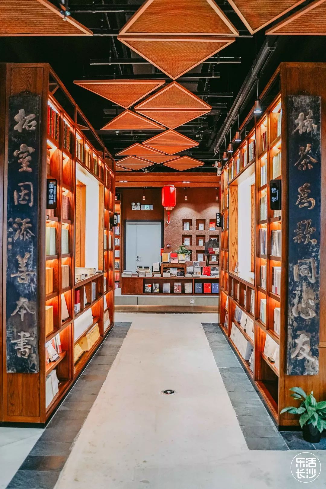 旧时少女的妆匣,复古的小物件,雕花的小香薰炉,木质边框的书法牌匾