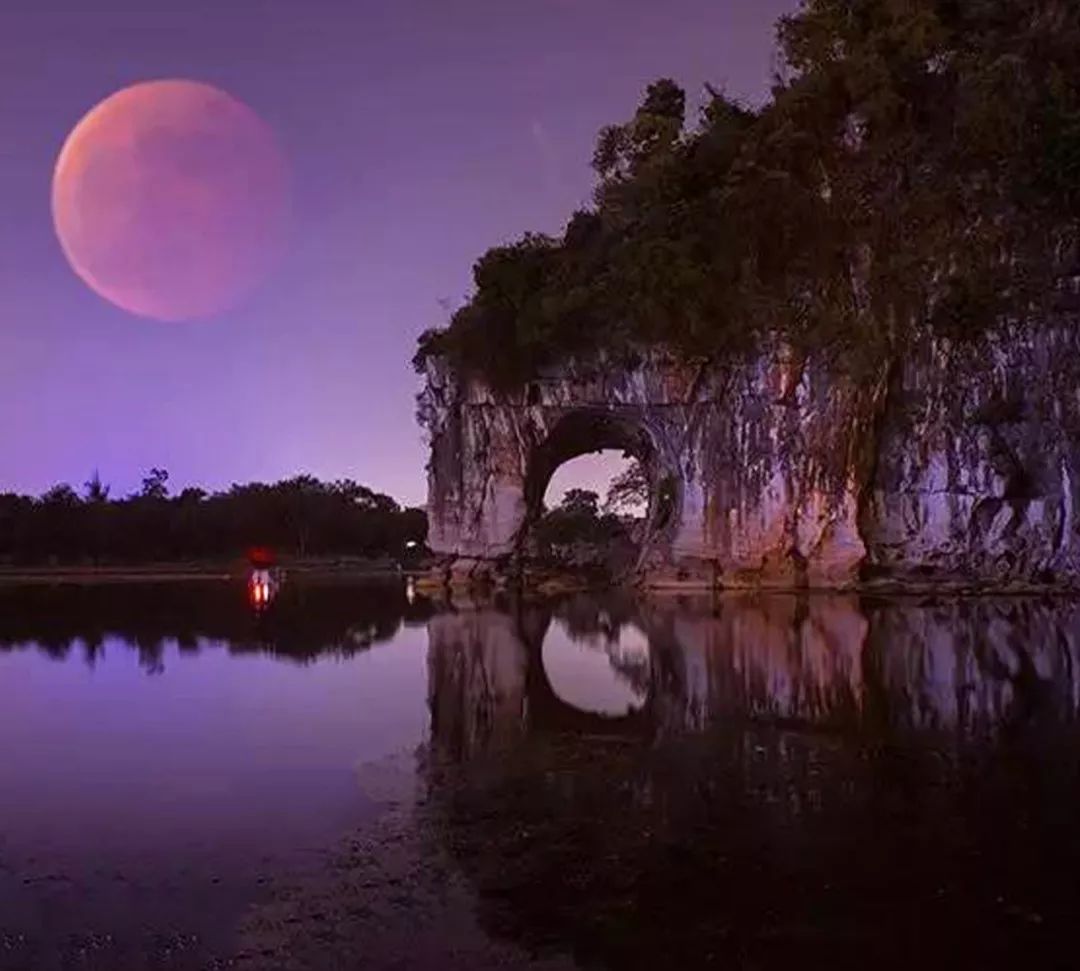 月岩与象鼻山的水月相对,一月悬于天,一景浮于水,这便是"漓江双月"了