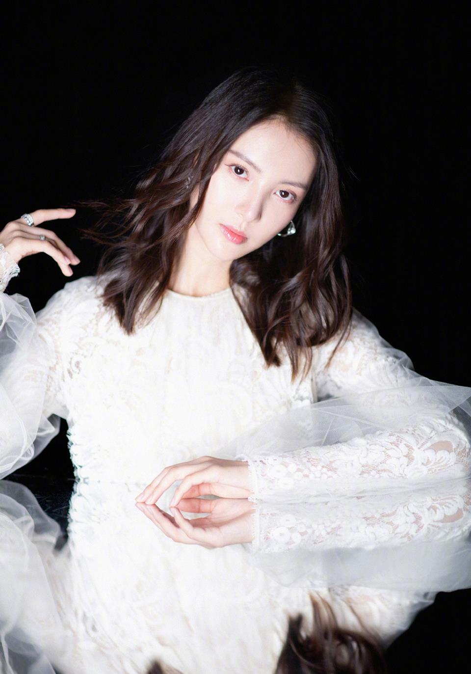 原创金晨晒美照蹬天一字马惊艳网友还超逗比地把粉丝的牌子翻个遍