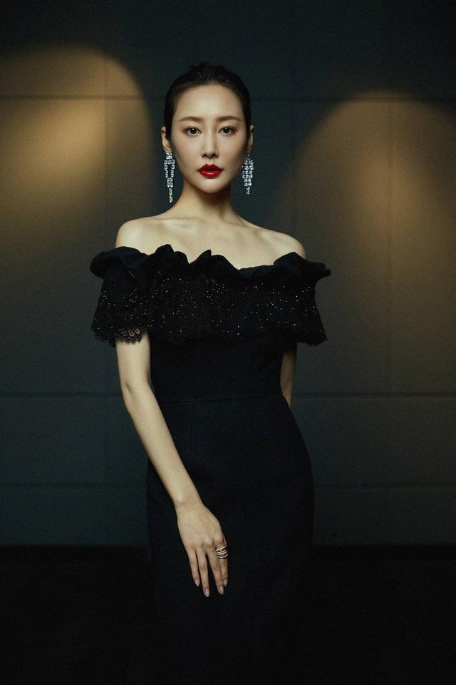 李纯真的是媚而不俗一袭开叉露背裙大气魅惑冷艳型美女好绝