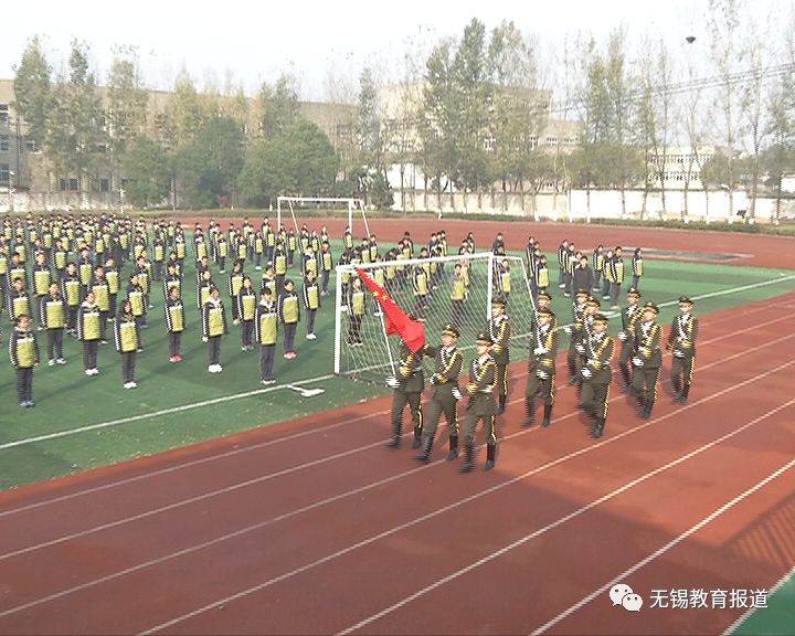 步伐铿锵眼神凌厉江阴这所学校的国旗班真帅