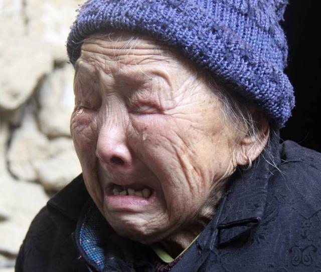 65岁农村婆婆任凭孙女哭一天:我就喜欢孙子,我也没法