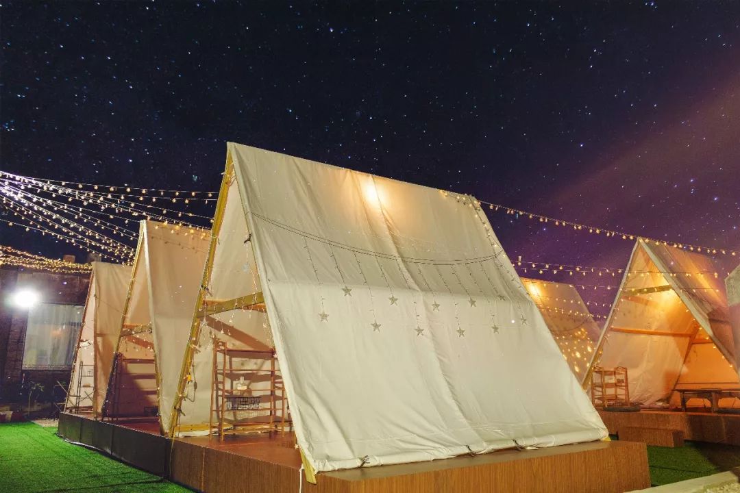 夜幕降临灯光亮起,小帐篷完完全全就是外貌协会收割机,真的是,怎么拍