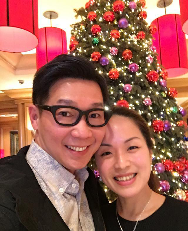 品冠与妻子牵手17年结婚八周年每张合影都恩爱甜蜜