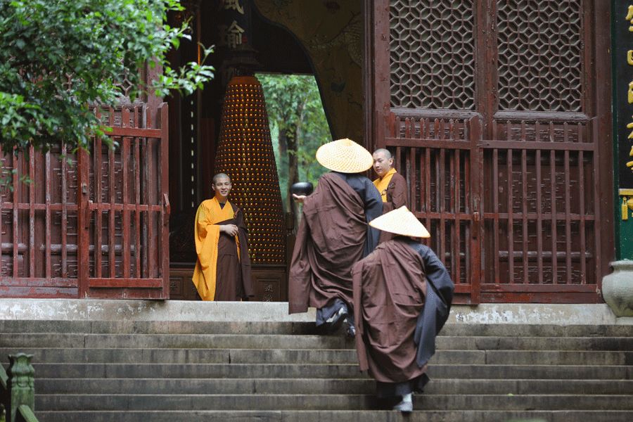 猎奇96年小伙未成年就出家还当上了和尚摄影师