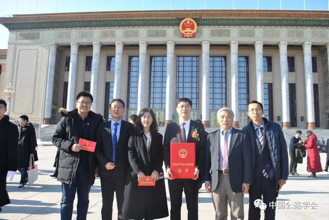 东南大学等单位获奖代表合影重庆交通大学等单位获奖代表合影返回搜狐