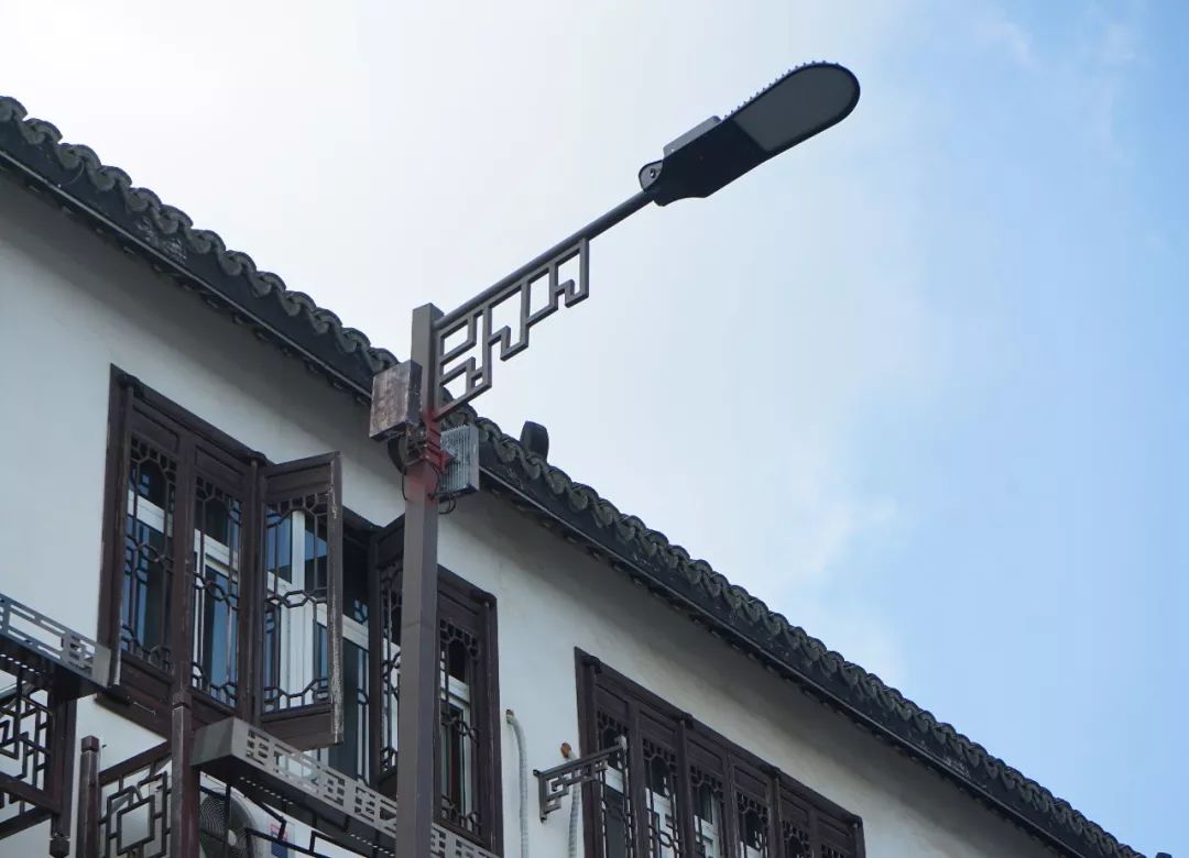 亮度,挂载5g基站实现信号全覆盖……乌镇道路旁的路灯满是"黑科技"