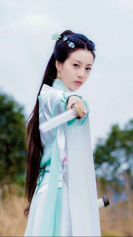 李一桐,90年生于济南,2015年出演玄幻网络剧《半妖倾城》进入娱乐圈