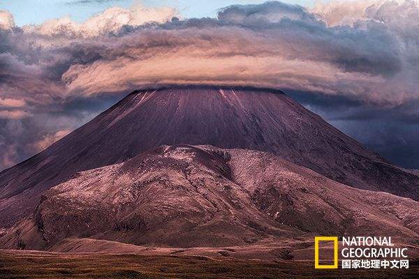 这是一座活火山,最近一次的喷发是在1977年.