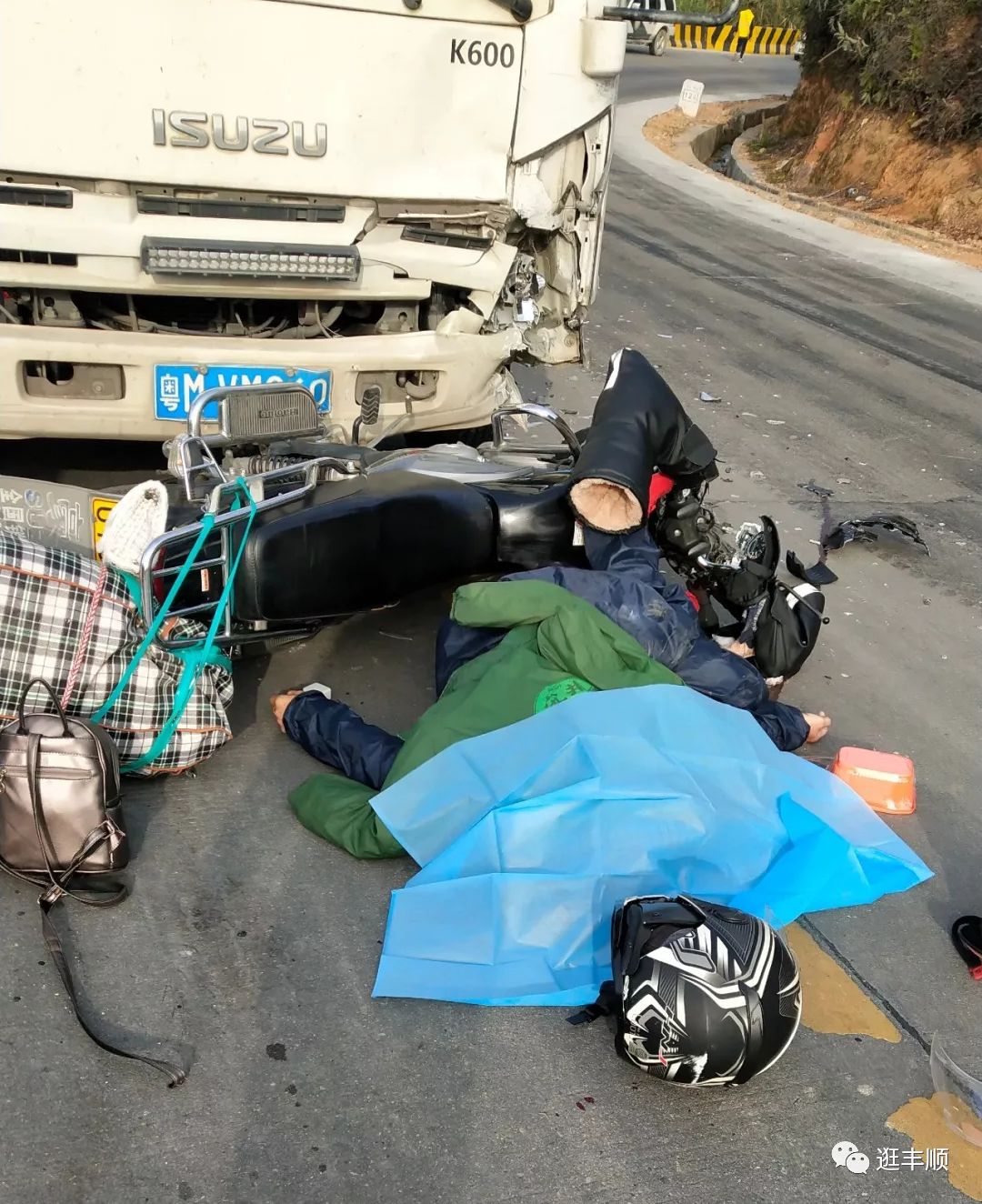 當時幾臺摩托車車速較快,並駕齊驅,剛好又遇拐彎剎車不及撞上了小貨車