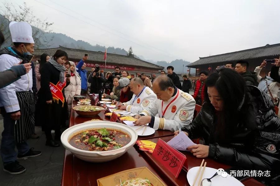 姜小东摄开幕式上,宁强县人民政府副县长霍晓立致辞,充满地方特色的