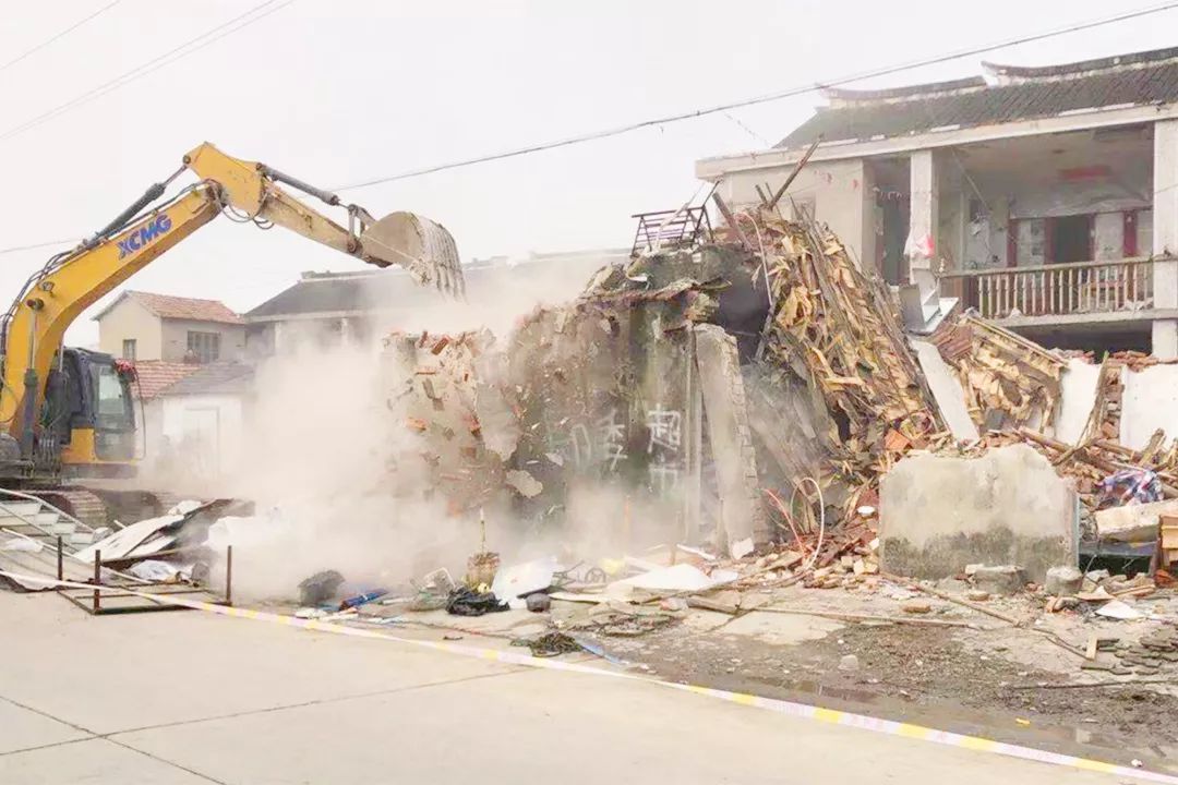 为提升南湾撤村区域环境,加快推进已签未拆农房的拆除工作,近日,千灯