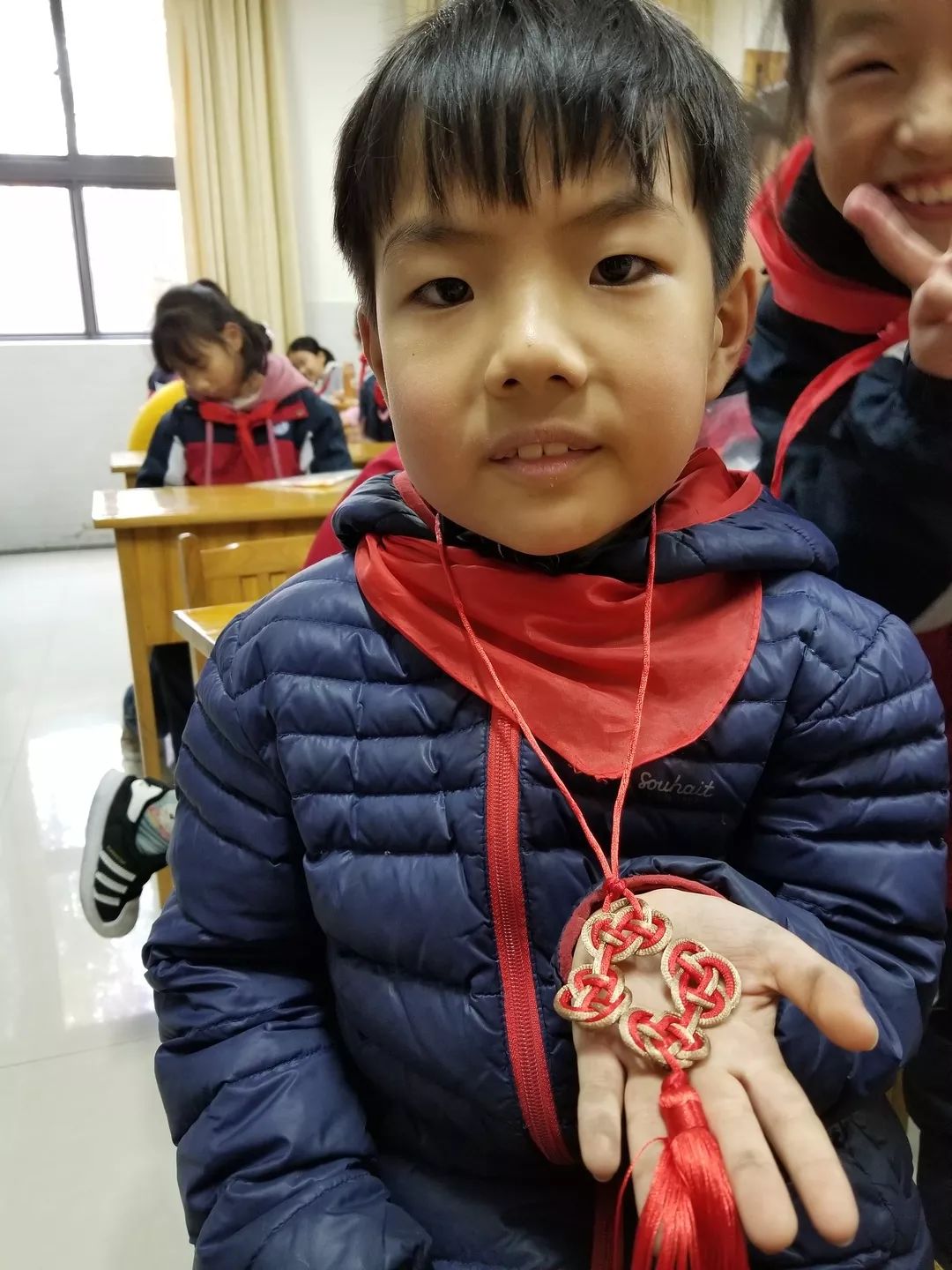 三2班赵雨晴四2班张子玉四2班何佳静五1班姜子怡巧手结艺中国结艺术
