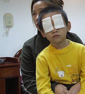 3岁儿子把石灰撒进了眼睛宝妈不敢用水冲洗到医院后被骂无知