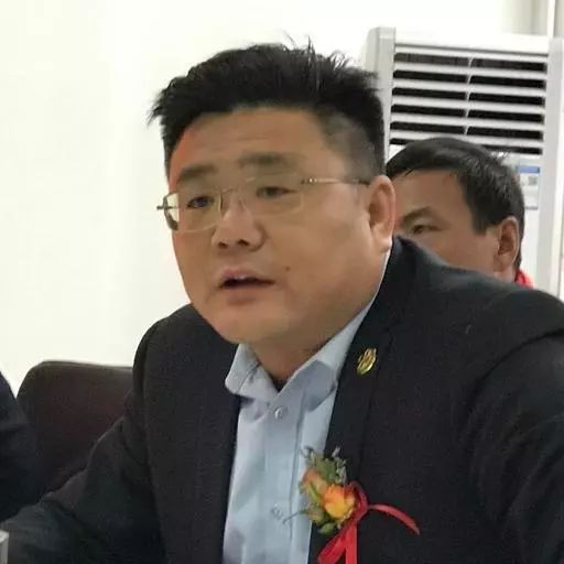 绿城·诚园项目公司执行总经理白张猛与到会嘉宾共同见证千亿绿城在