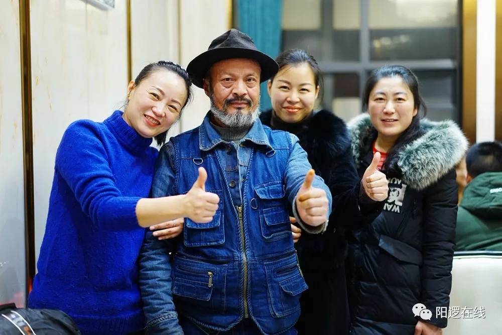 爱心志愿者手语表演《感恩的心》▲兰黛之谜团队带来的舞蹈《你笑