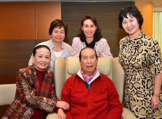 赌王太太们争相去医院,98岁赌王的命靠86万续命针也不行了?