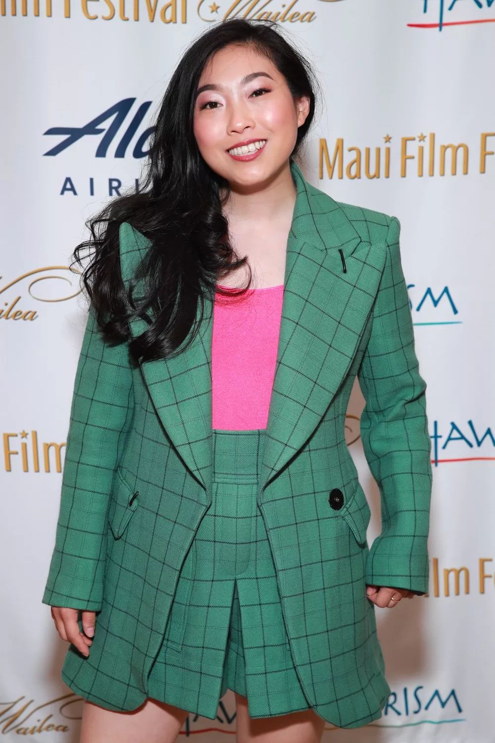 身高155cm的金球奖影后奥卡菲娜,没想到衣品却这么有风格