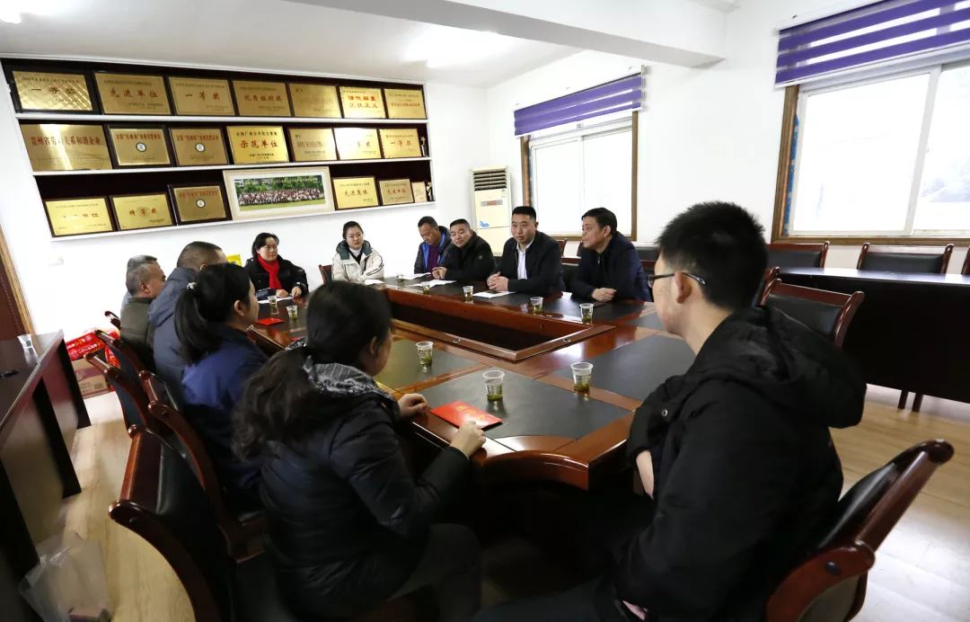 市委副秘书长陆天强市委组织部常务副部长田景余来公司慰问困难职工
