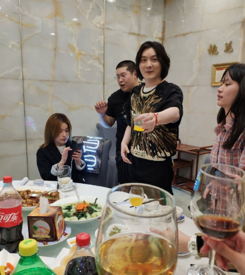 对于这些慕名而来支持自己的粉丝,张大仙也非常走心
