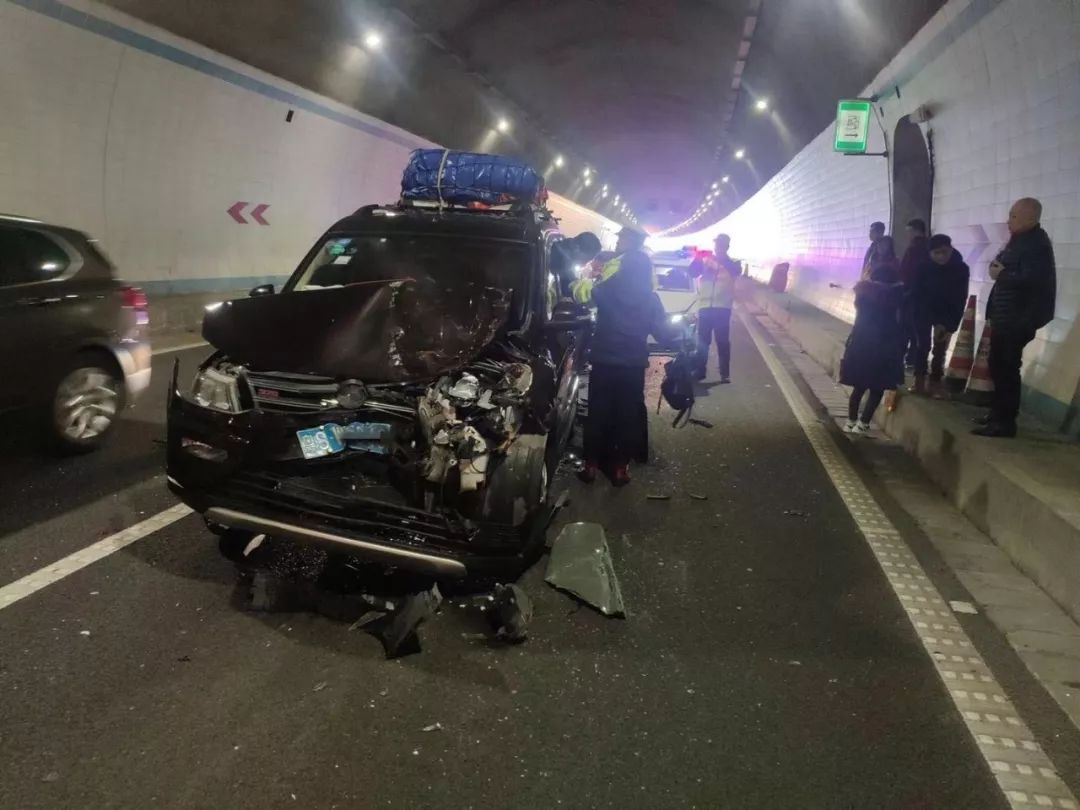 突发!二广高速隧道内发生五车相撞交通事故,车头凹陷,车内人员被困