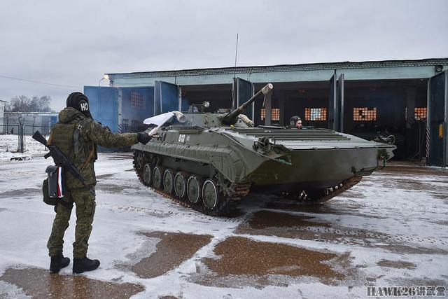 俄军塔曼师拉动演习 BRM-1K装甲侦察车意外现