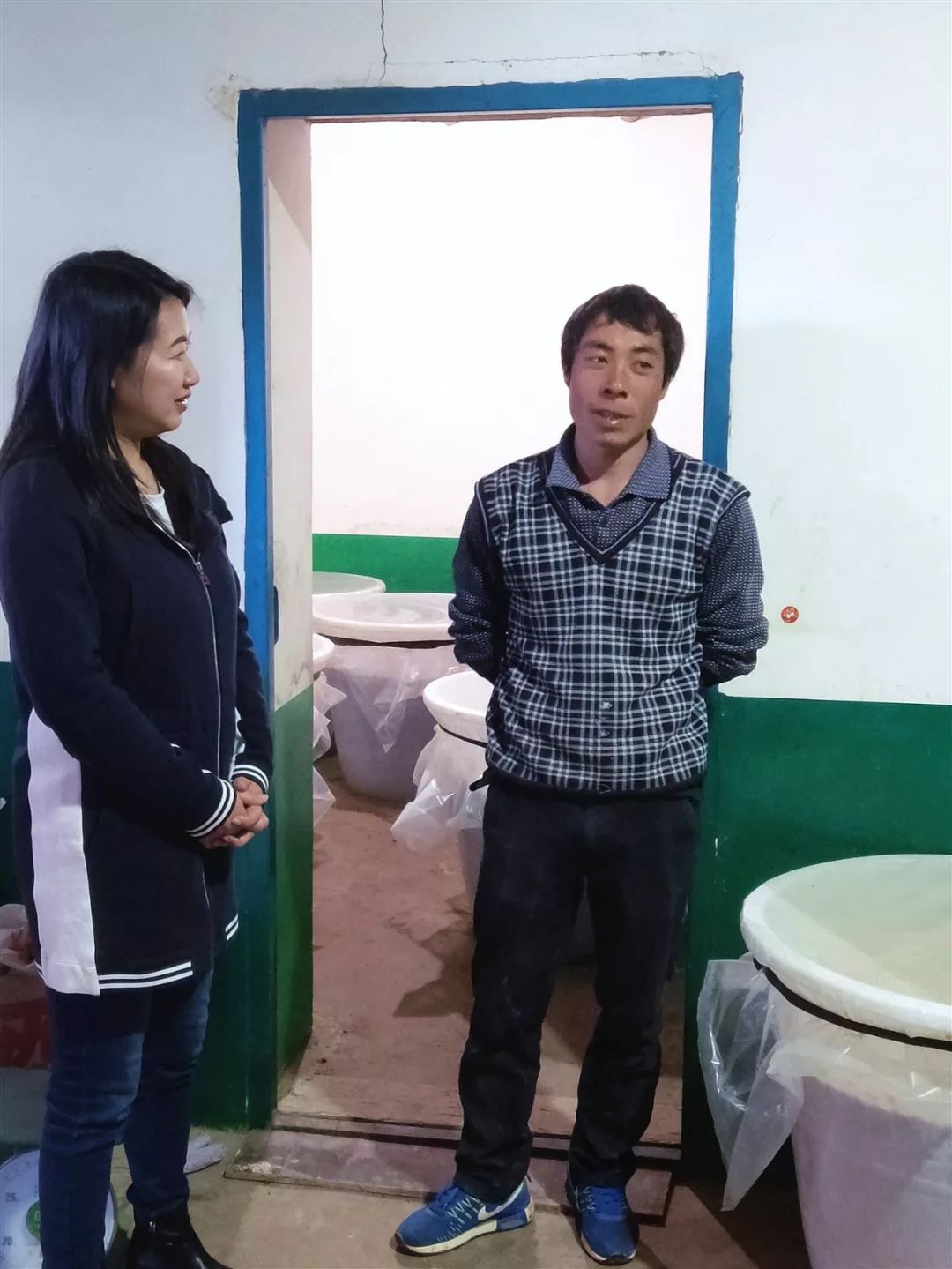 调研组一行首先到拖布卡镇扶贫挂钩联系的象鼻村,逐户走访挂钩联系