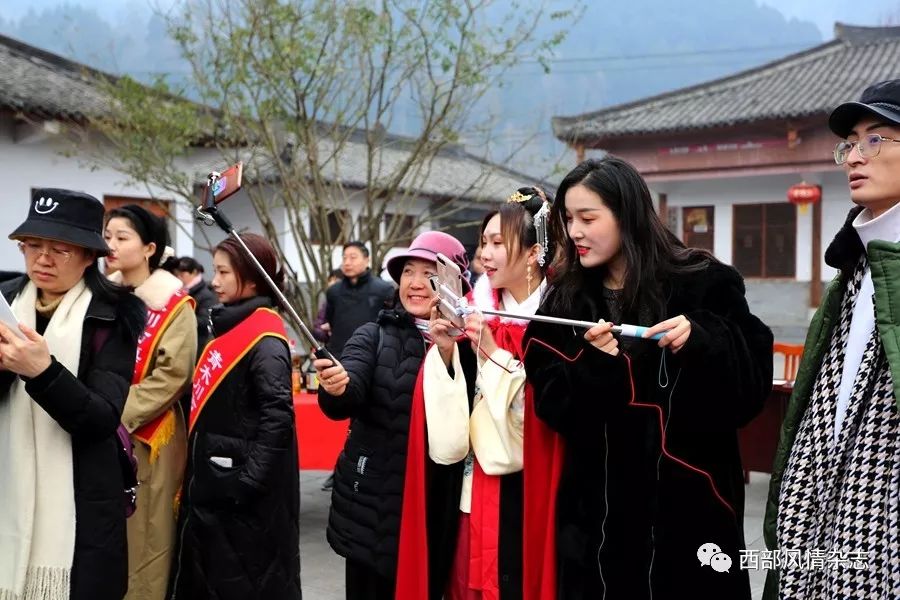 姜小东摄开幕式上,宁强县人民政府副县长霍晓立致辞,充满地方特色的