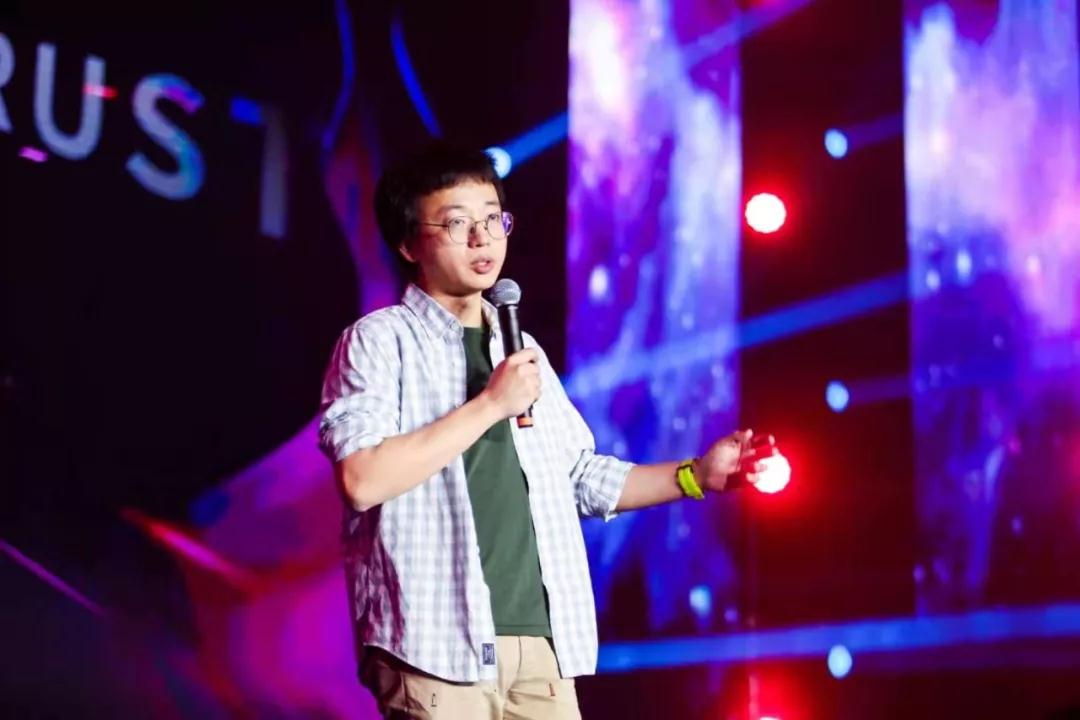 在年会上,尚德机构ceo刘通博讲道,当今的世界处在一个巨大的不确定中