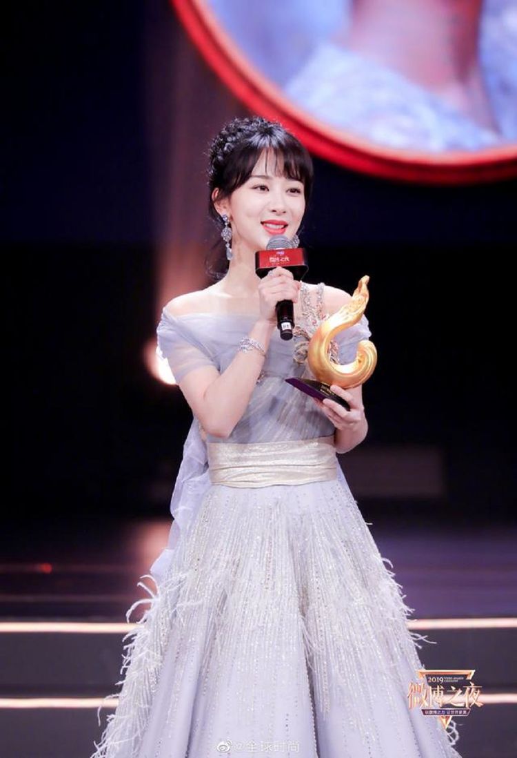 微博之夜:杨紫荣获"2019微博女王",一袭水雾蓝露肩纱裙太迷人
