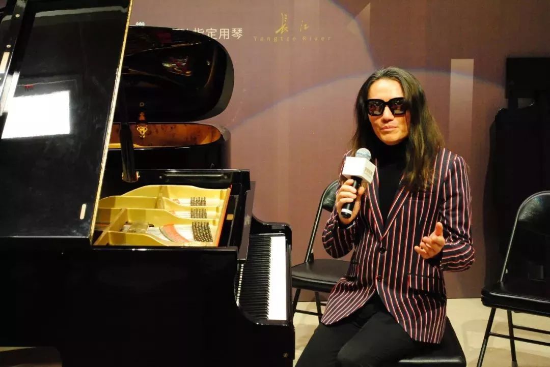 钢琴学子们进行了现场授课;12日,由巴丹和罗宁两位中国老师分别为学员
