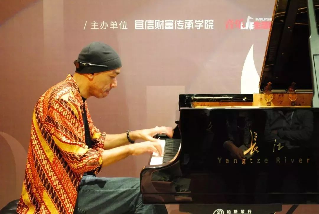 钢琴学子们进行了现场授课;12日,由巴丹和罗宁两位中国老师分别为学员