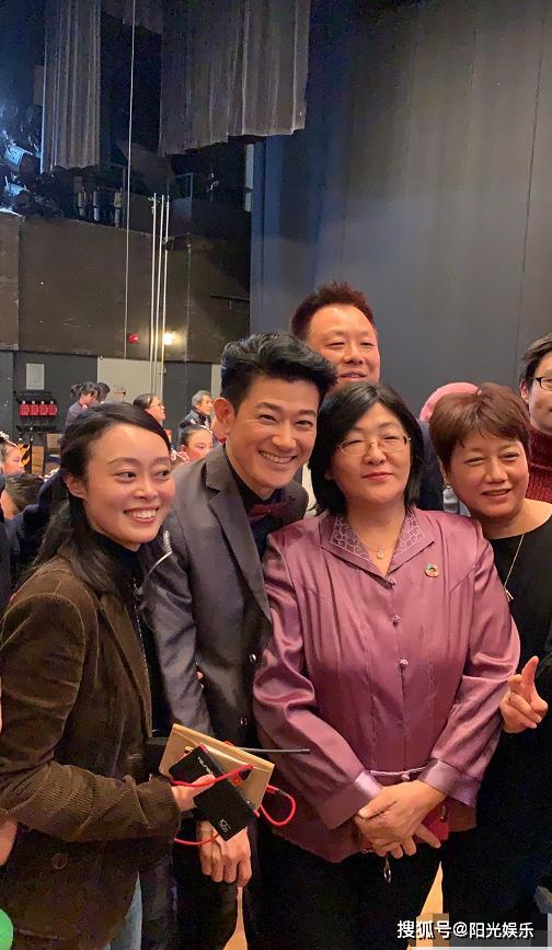 矢野浩二主持海外华侨华人春晚,被一群女性粉丝围绕坦言幸福极了