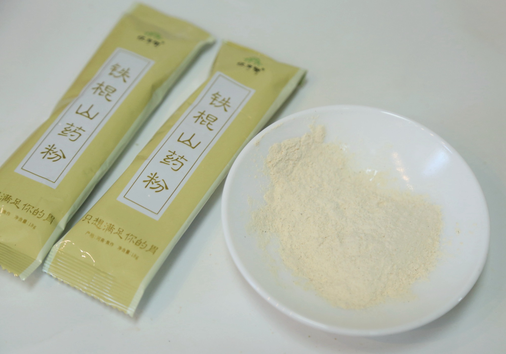 4,面粉里加入一点点盐增加筋性,加入怀山药粉,茯苓粉,打入两个鸡蛋