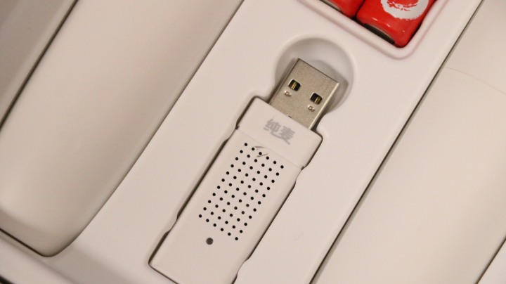 ▼包装机除了说明书,电池,一对麦克风,还有一个usb接收器和usb延长线