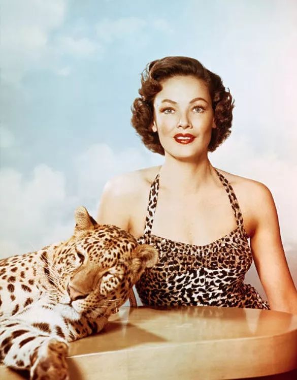 要归功到活跃于上世纪50年代的美国画报女郎bettie page(贝蒂·佩吉)