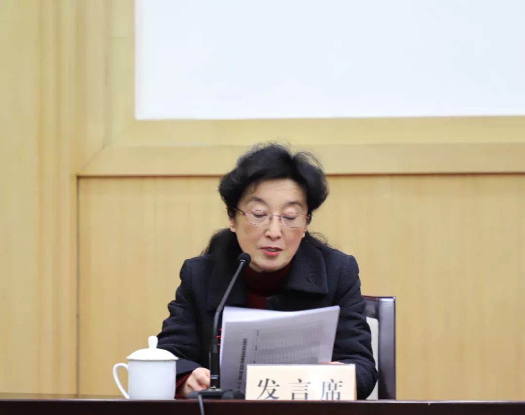 市委组织部副部长,市创建办副主任 张金虎宣读《关于授予2019年第四