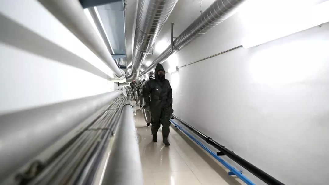 火箭军某旅:密闭生存训练 全防护导弹操作