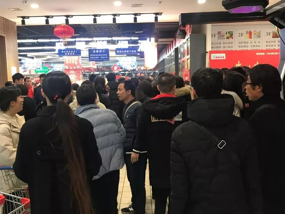 郑州上百人彻夜排队堵超市疯狂抢购茅台