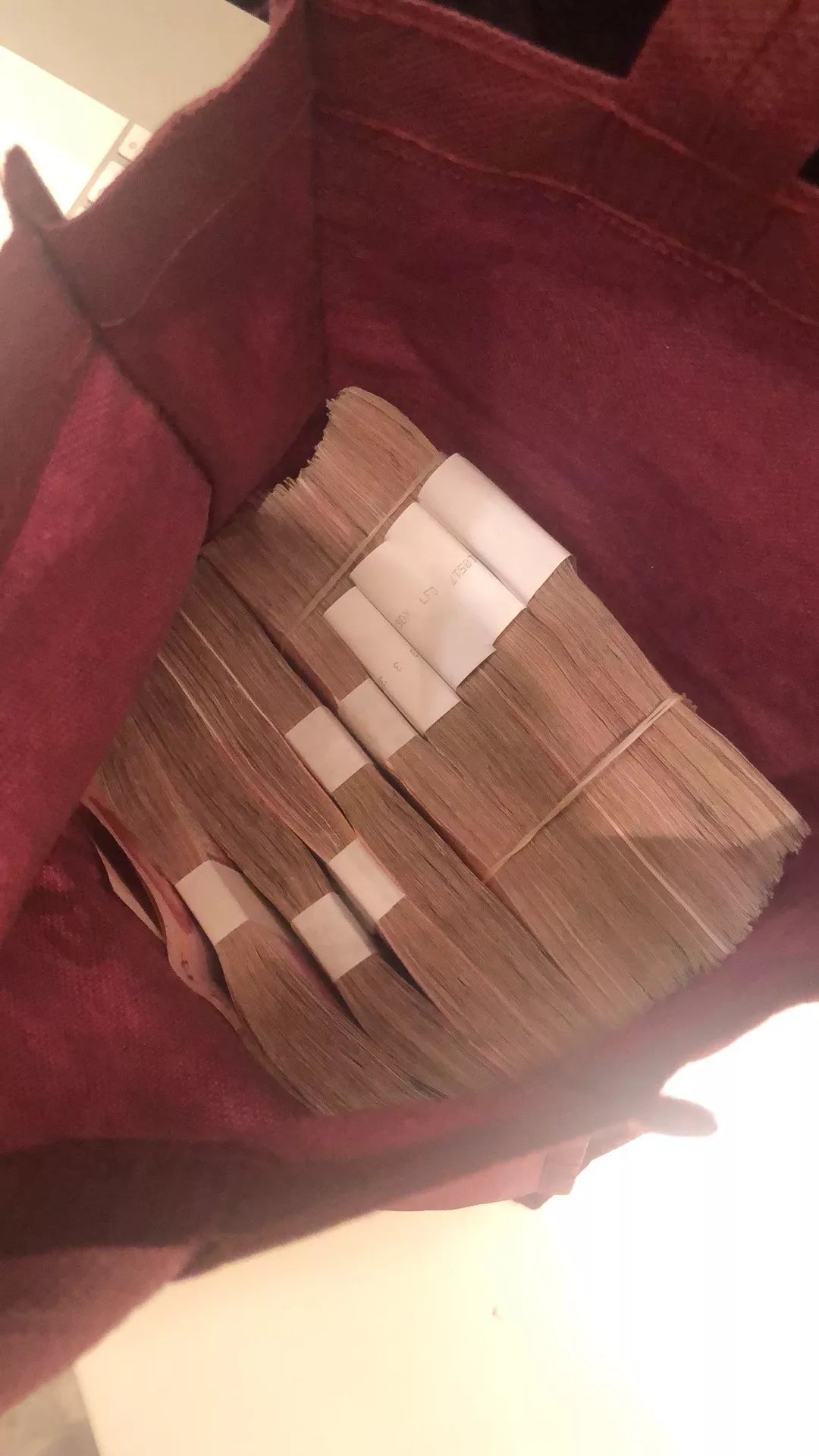 必须表扬出租车上发现10万元现金南宁的哥凭一条留言找到失主