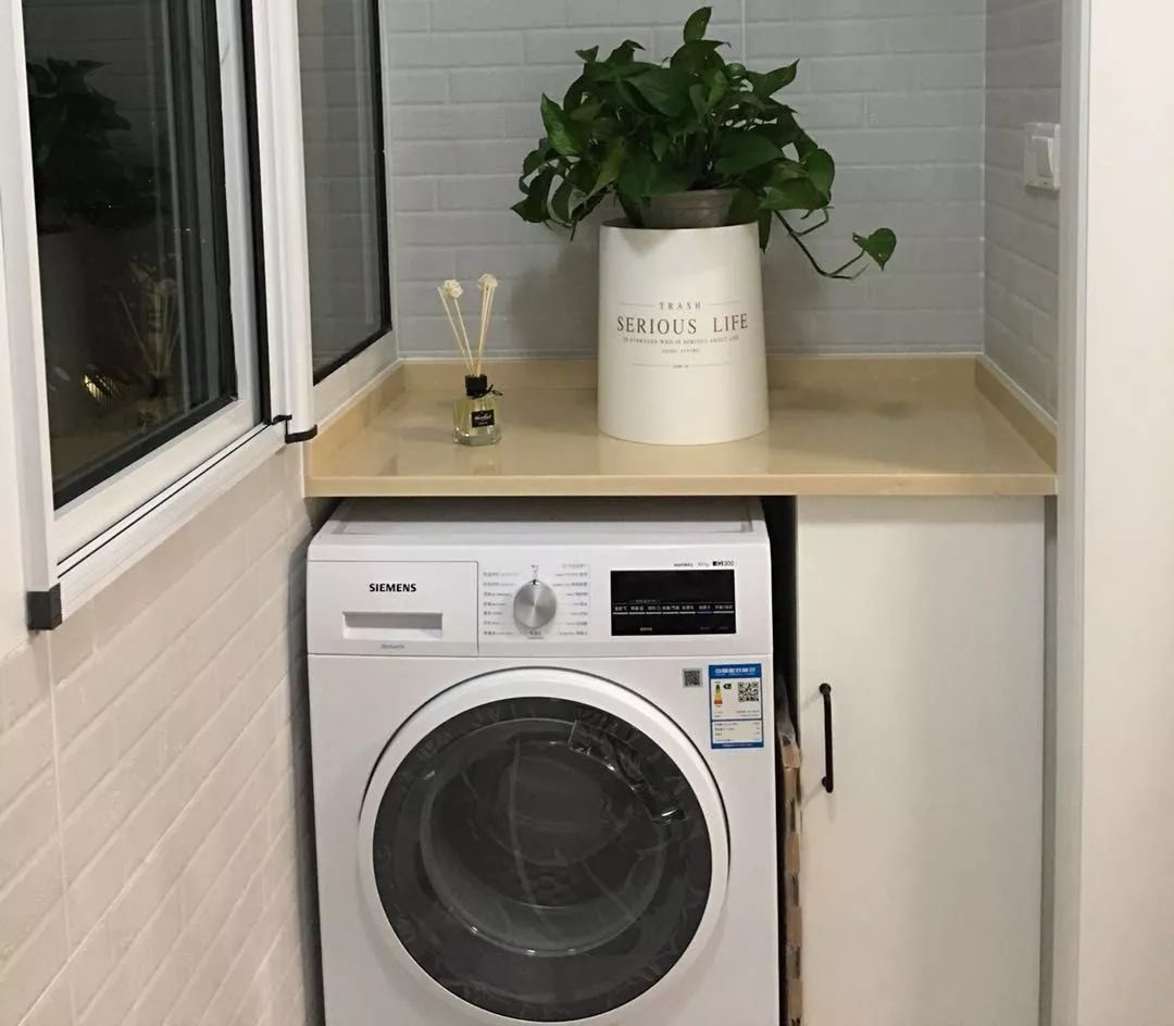 原创阳台位置小洗手盆装不了放洗衣机有余怎么利用