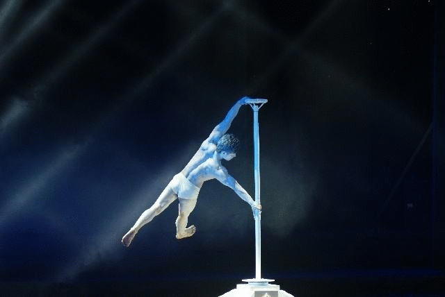 太空漫步,手撕脸盆,手捧水晶球.