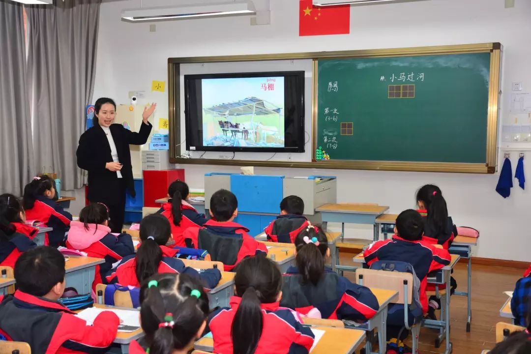 首先,与会嘉宾分别观摩了桃浦中心小学龚丽琴老师,金洲小学乐秉刚老师