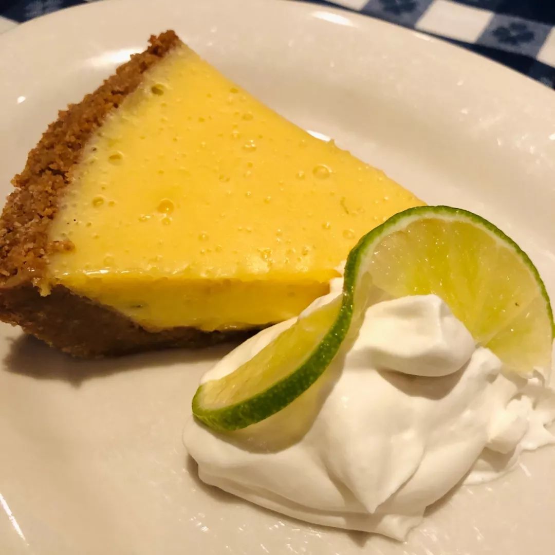 饱餐过后,侍者会带来甜品菜单,柠檬派(key lime pie)和印第安布丁