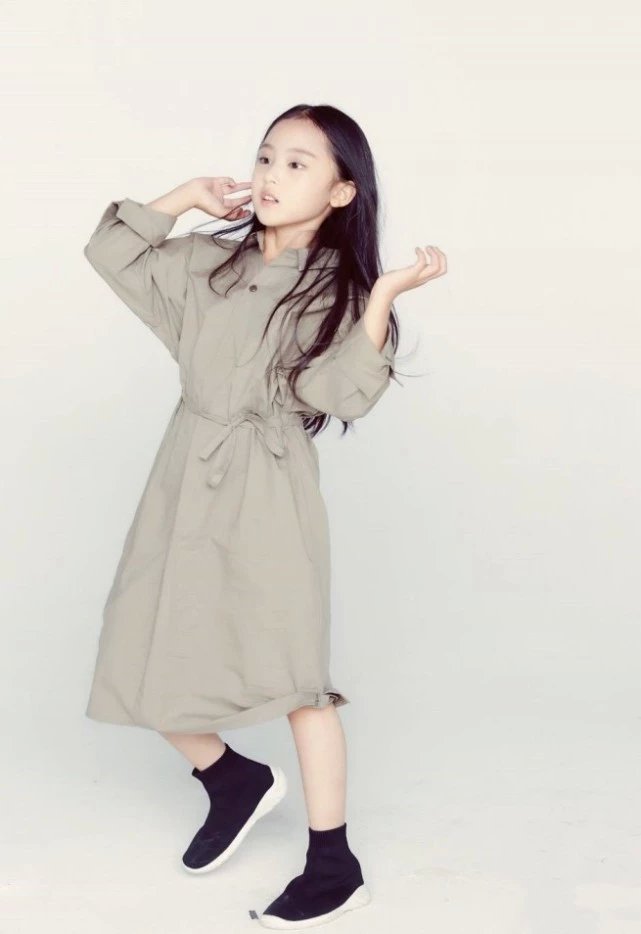 张婉儿9岁颜值绝美,开端有"甘蔗腿",看看她穿戴裙子,看出她的腿型是蛮