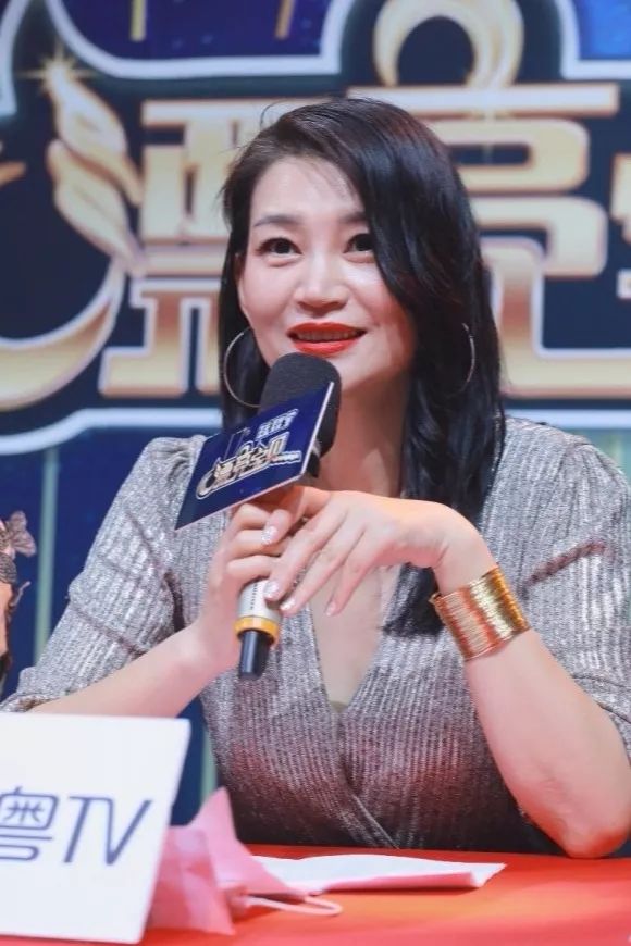 广东广播电视台著名节目主持人,节目策划人——泽榆姐姐(左)首届国际