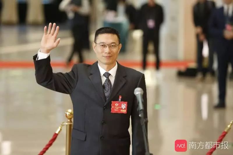 政协委员白领职业病未列入职业病目录胡世杰吁关注颈椎痛