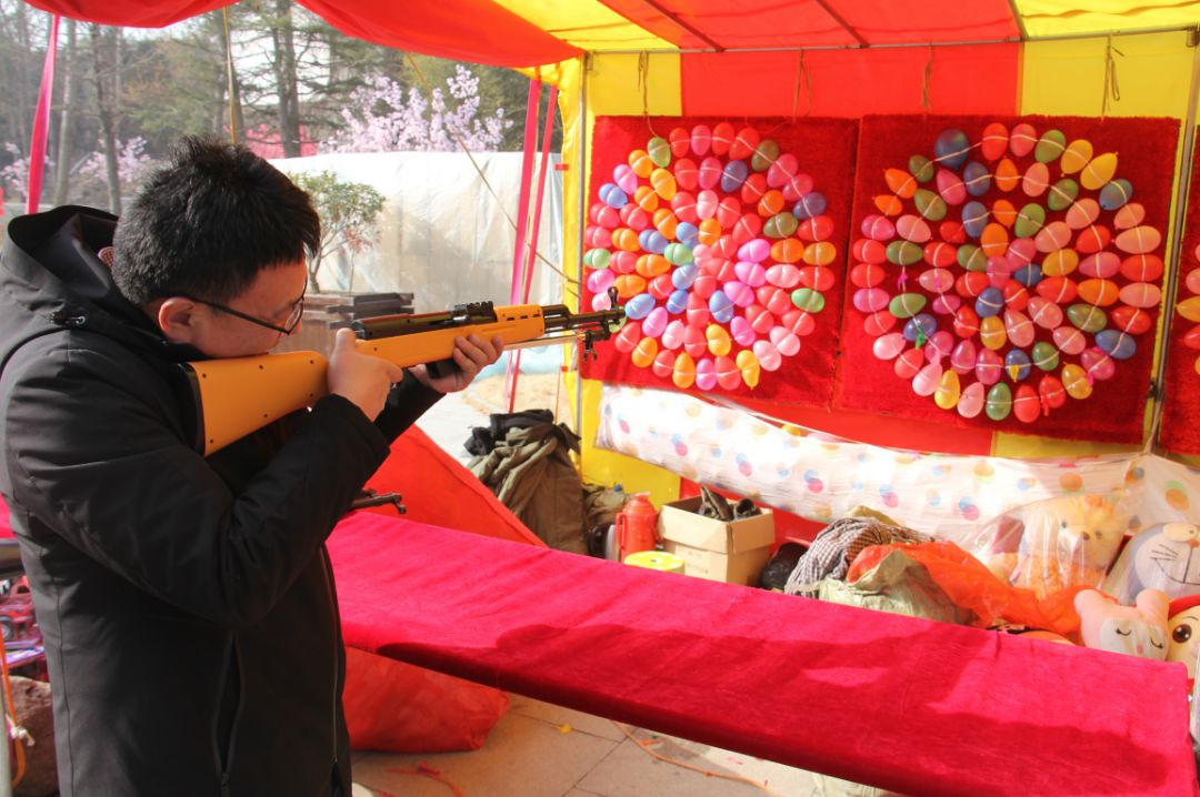 庙会少不了游戏,玩耍少不了套圈,打枪,充气城堡,七彩旱滑等,合家欢