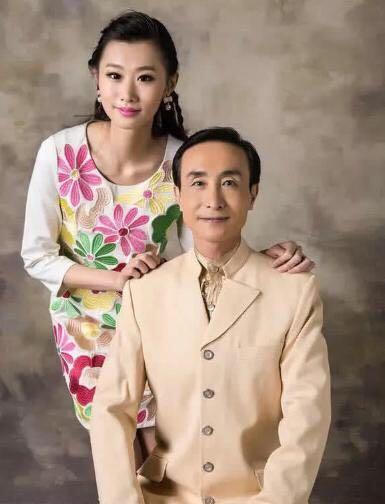 原创61岁巩汉林合家照曝光,夫妻恩爱36年,儿媳妇颜值高更是亮点