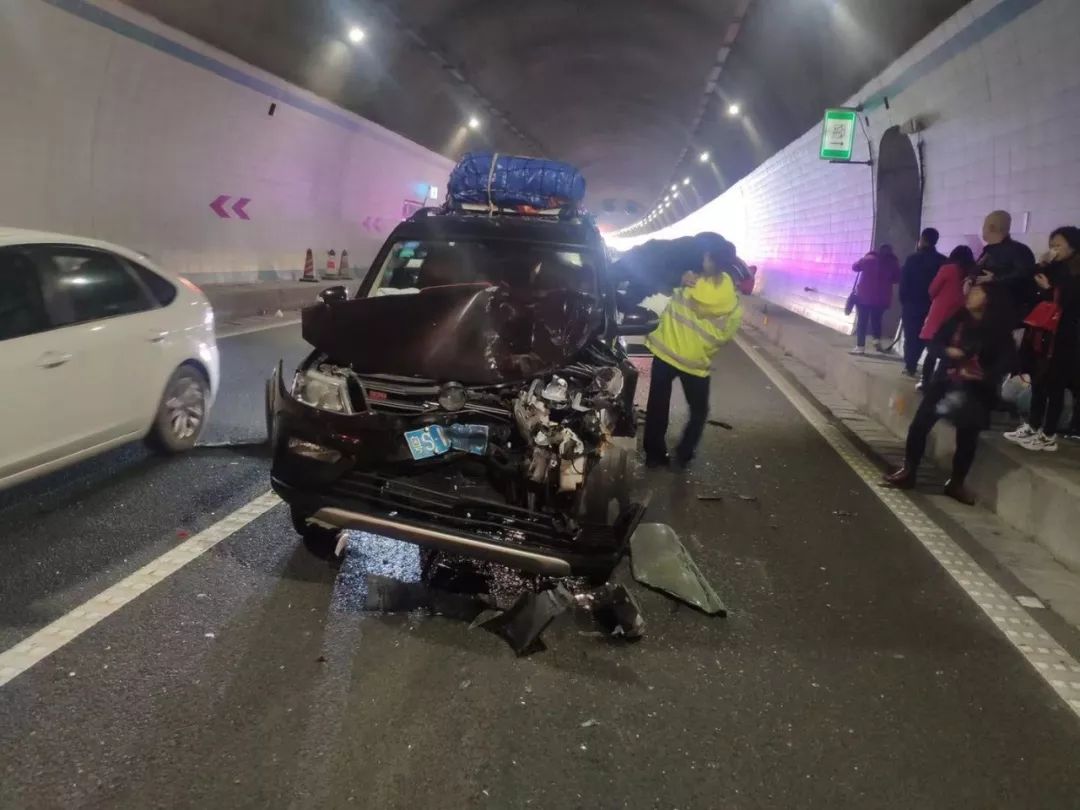 突发二广高速隧道内发生五车相撞交通事故车头凹陷车内人员被困